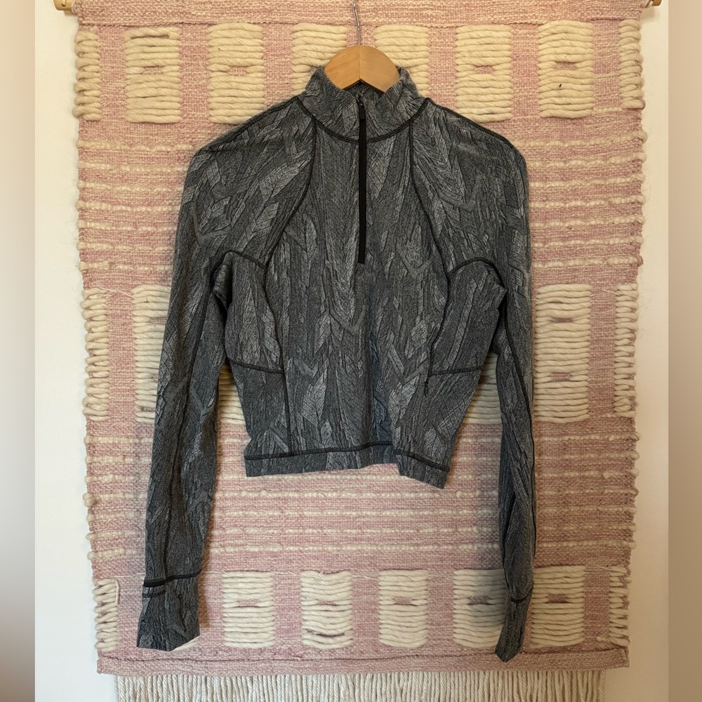 Lululemon cropped 1/4 zip running top. Jacquard knit pattern. Size 8.